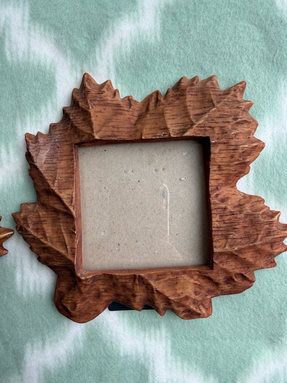 Vintage Resin Maple Leaf Photo Frames - Brown 3x3 - Picture 3 of 7